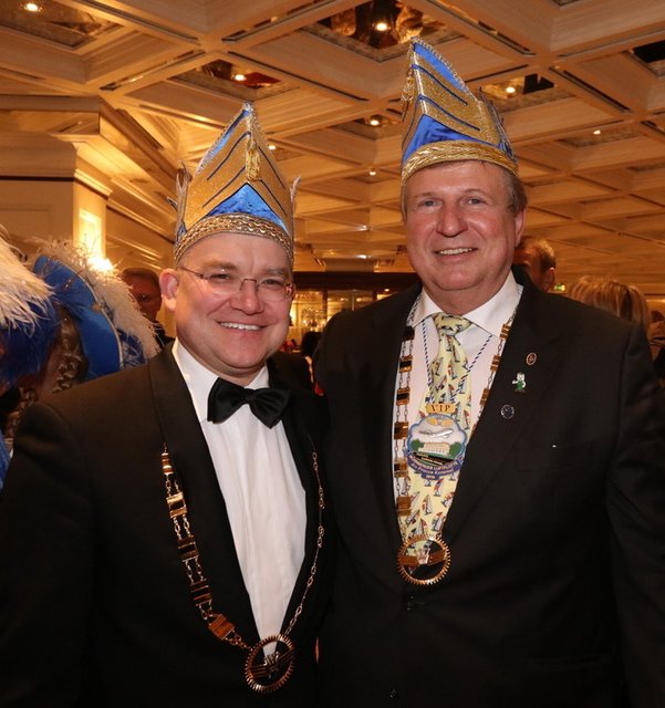 CSU-Bundestagsabgeordneter Sebastian Brehm mit dem Luftflotten-Senatspräsidenten Hans Zölls. | Foto: © John R. Braun