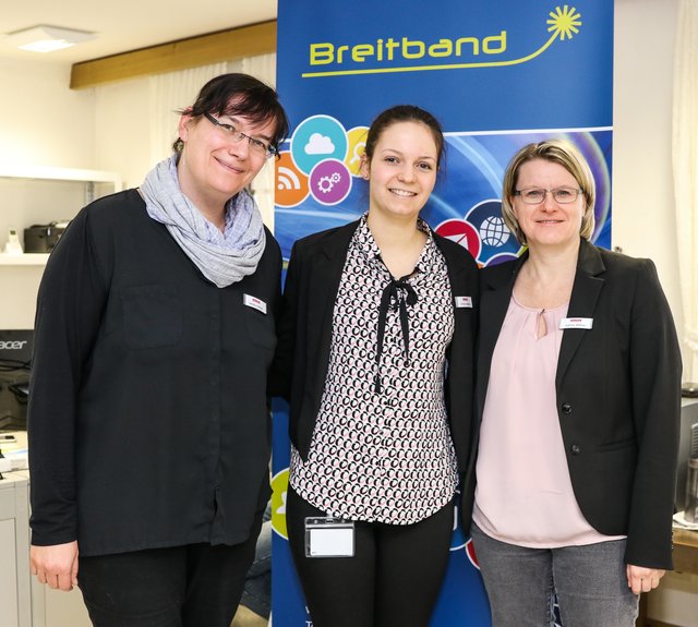 Sandra Söllner, Emilia Häffner, Sabine Häfner (v.l.) sowie weitere Kollegen stehen für Beratungen im neuen Breitbandbüro parat.