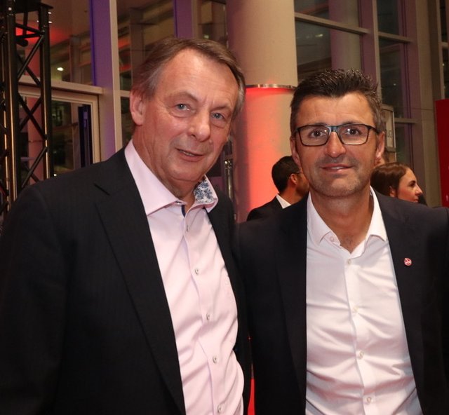Josef Maiser (li.), Novina Hotels, mit Club-Cheftrainer
Michael Köllner. | Foto: © John R. Braun