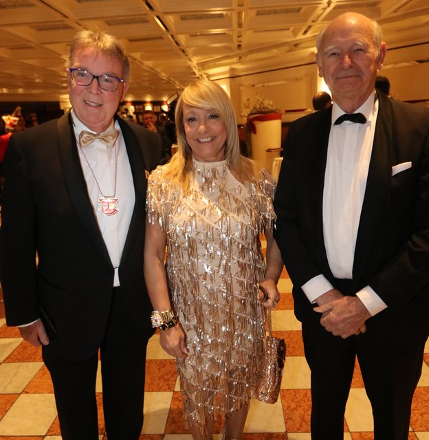 Modelady Dominic Armbrüster mit Ehemann Detlef (l.) und Dr. Hellmut Beckstein. | Foto: © John R. Braun