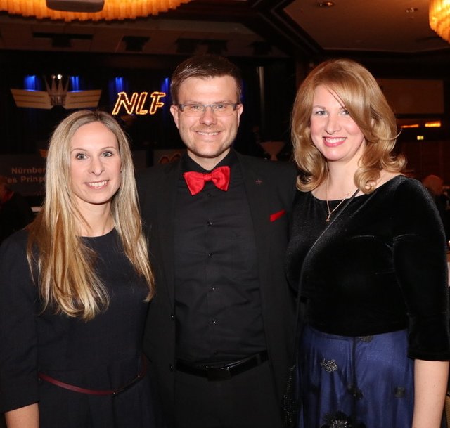 Nürnbergs CSU-Chef Marcus König mit Ehefrau Anke (l.) und Unternehmerin Alexandra Zölls. | Foto: © John R. Braun