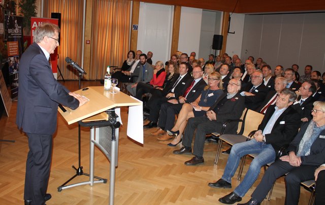 Das Publikum verfolgt gespannt den Vortrag von Uwe Feser über die Zukunft der Automobilität. | Foto: © Victor Schlampp