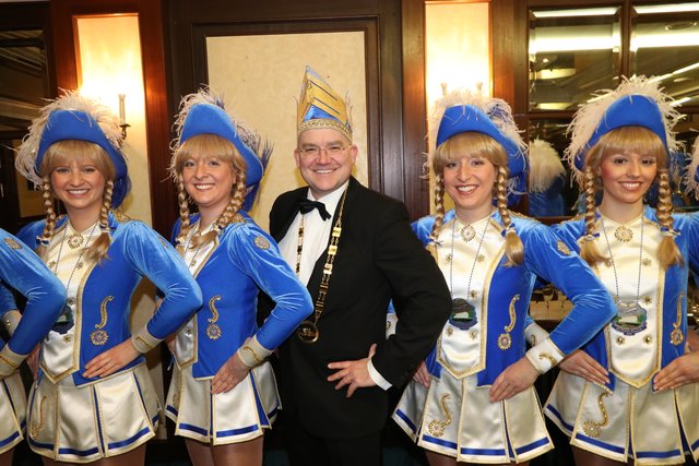 CSU-Bundestagsabgeordneter Sebastian Brehm mit den feschen Gardemädchen der Nürnberger Luftflotte des Prinzen Karneval. | Foto: © John R. Braun