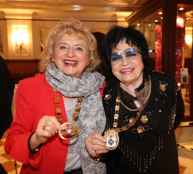 Altstadtwirtin Anja Besinger (r.) mit Mizzi Wöhr | Foto: © John R. Braun