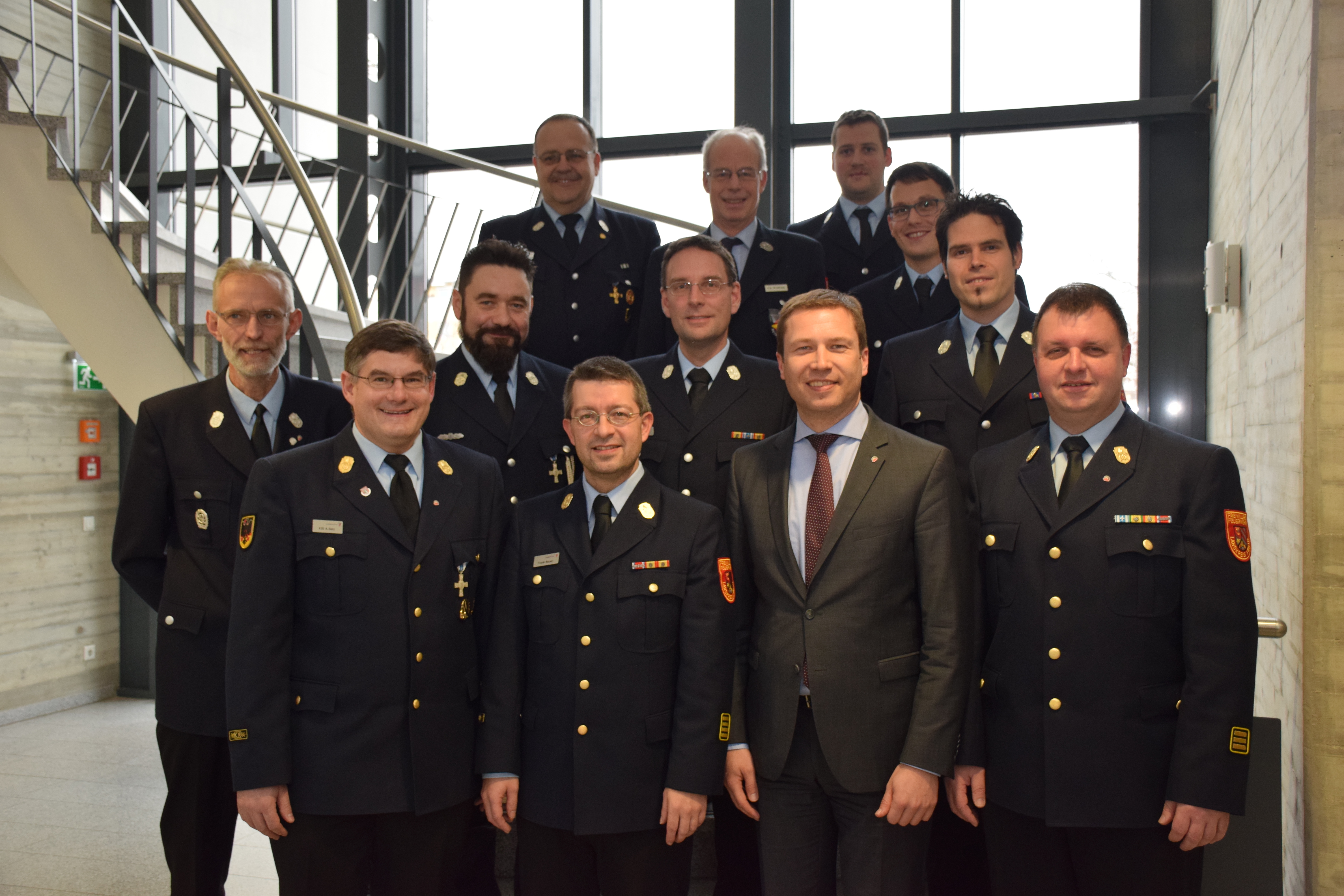 1. Reihe v.l.n.r.: Kreisbrandinspektor Armin Betz, Kreisbrandrat Frank Bauer, Landrat Matthias Dießl, Kreisbrandinspektor Rainer Harreuther, 2. Reihe v.l.n.r.: Kreisbrandmeister Gerald Schaller, Kreisbrandmeister Thomas Kallert, Kreisbrandmeister Thomas Brüchert, Kreisbrandmeister Markus Pamer, 3. Reihe v.l.n.r.: Kreisbrandmeister Horst Sterneckert, Feuerwehrseelsorger Christian Wolfram, Kreisbrandmeister Stefan Müller, Kreisbrandmeister Christian Zeilinger