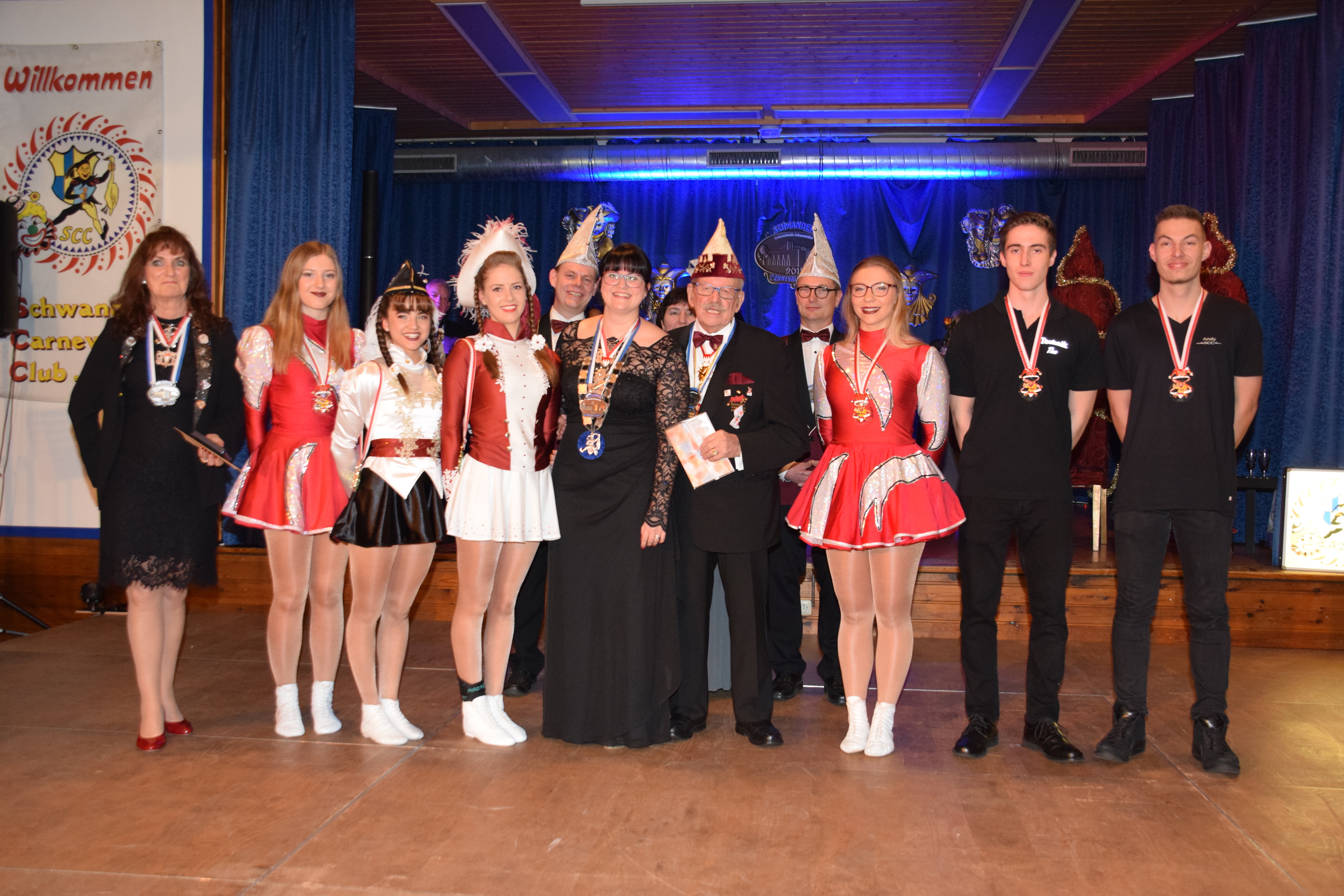 Gruppenbild nach der Auszeichnung verdienter Karnevalisten und Förderer.