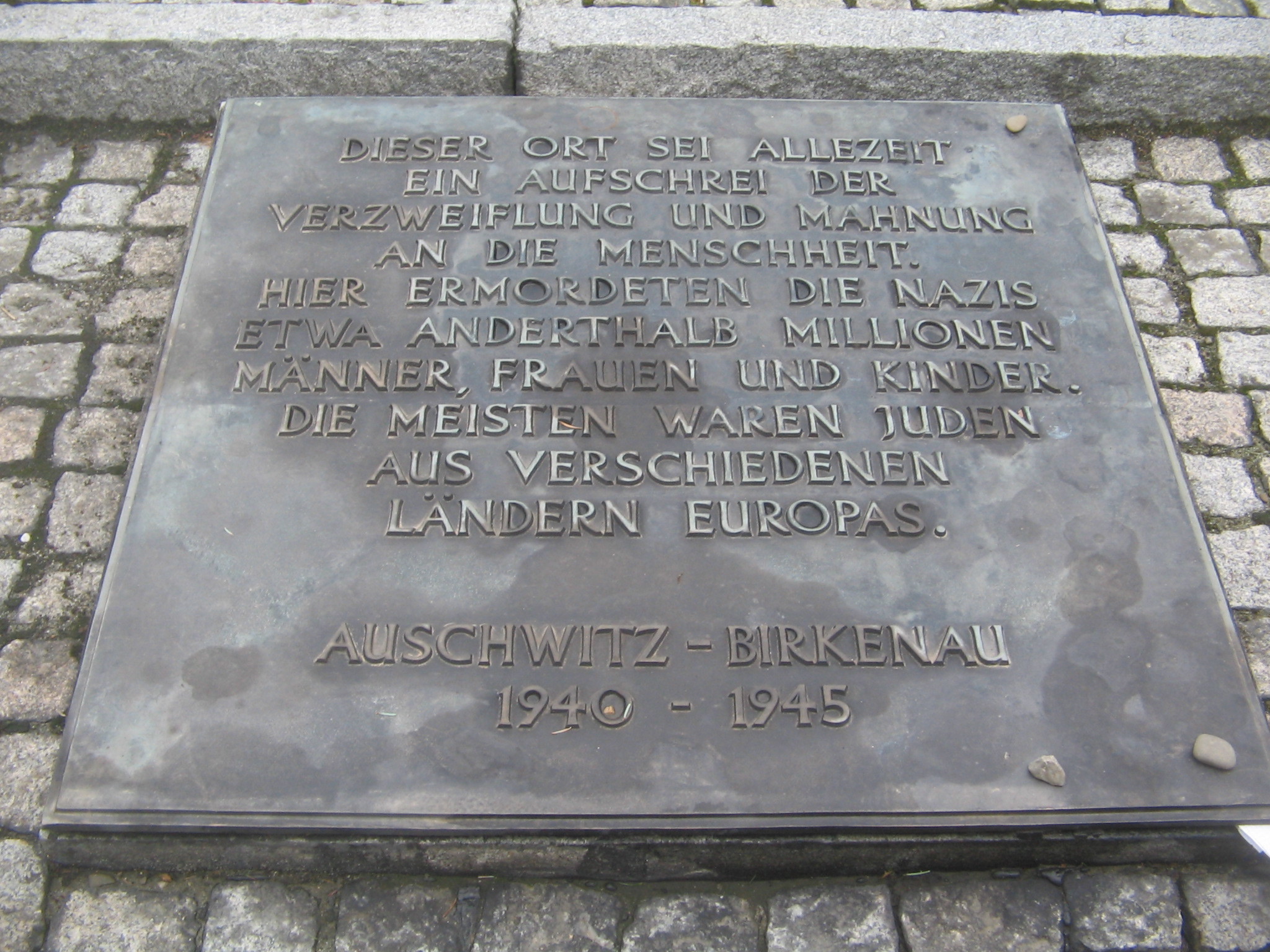 Pfarrer Markus Pöllinger: Gedenkplatte in Auschwitz Birkenau