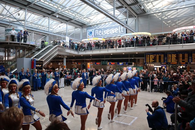 Die Tollitäten der Nürnberger Luftflotte des Prinzen Karneval beim traditionellen Prinzenflug. | Foto: Airport Nürnberg / Christian Albrecht