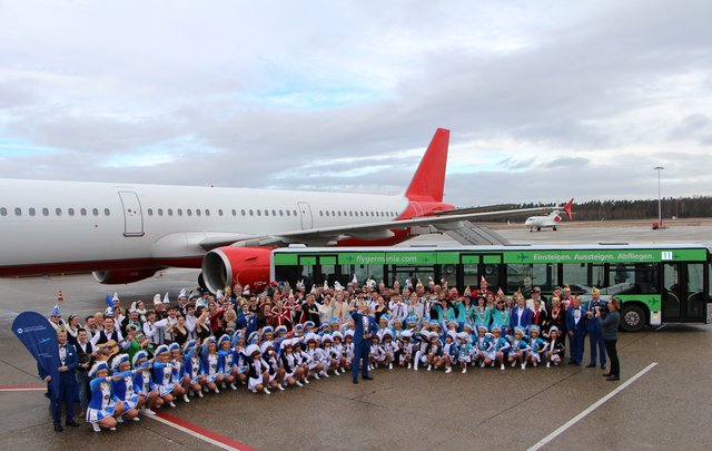 Die Tollitäten der Nürnberger Luftflotte des Prinzen Karneval beim traditionellen Prinzenflug. | Foto: Airport Nürnberg / Christian Albrecht