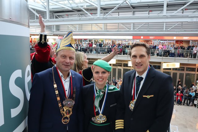 Die Tollitäten der Nürnberger Luftflotte des Prinzen Karneval beim traditionellen Prinzenflug. | Foto: Airport Nürnberg / Christian Albrecht