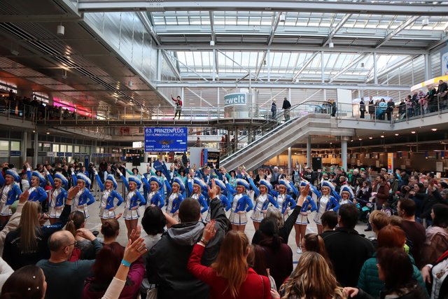Die Tollitäten der Nürnberger Luftflotte des Prinzen Karneval beim traditionellen Prinzenflug. | Foto: Airport Nürnberg / Christian Albrecht