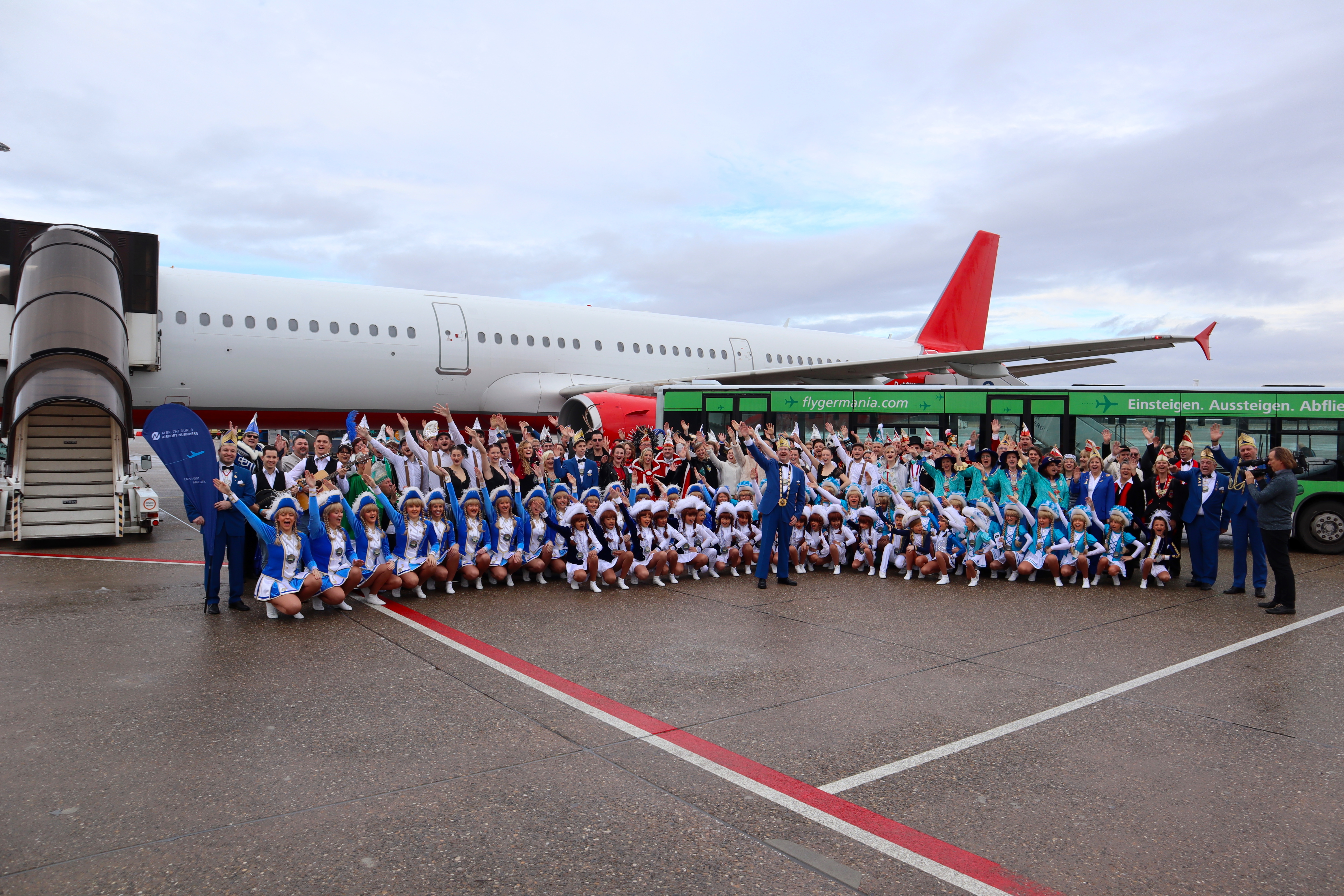 Die Tollitäten der Nürnberger Luftflotte des Prinzen Karneval beim traditionellen Prinzenflug.