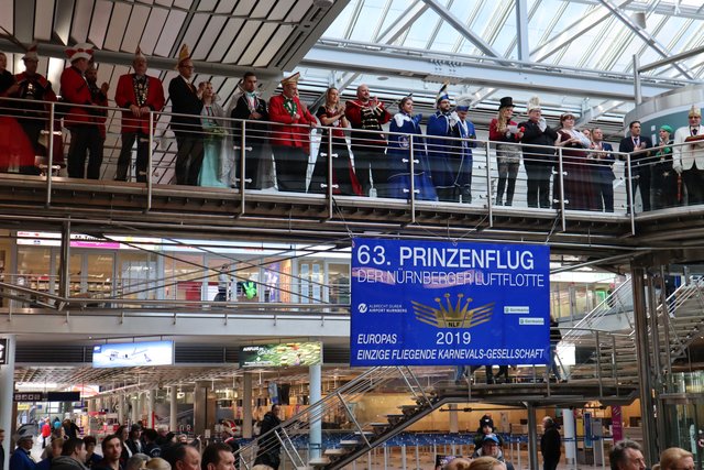 Die Tollitäten der Nürnberger Luftflotte des Prinzen Karneval beim traditionellen Prinzenflug. | Foto: Airport Nürnberg / Christian Albrecht