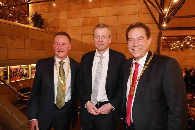 OB Jung (links) und Bürgermeister Markus Braun (rechts) mit Ulrich Maly, OB Nürnberg. | Foto: bayernpress