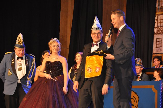 Oberbürgermeister Matthias Thürauf übergibt den Rathausschlüssel an Prinz Christian II. | Foto: © Schwabanesen