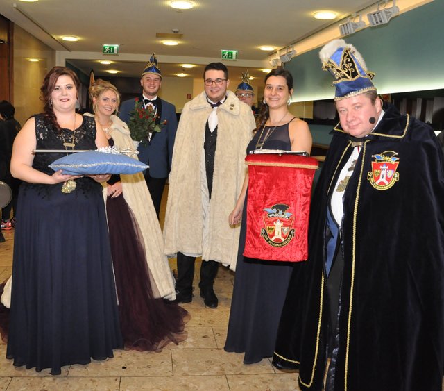 Das aktuelle Prinzenpaar Christian II. (3.v.r.) und Nadine II. (2.v.r.) mit  Hofmarschall Frank Schmidt (r.) und dem Hofstaat. | Foto: © Schwabanesen