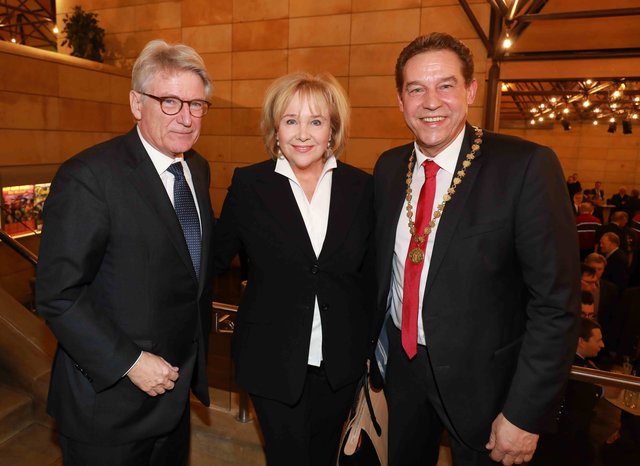 (v.l.) Unternehmer Peter Kurz und Ehefrau Evi Kurz, Inhaberin der Goldenen Bürgermedaille mit Bürgermeister Markus Braun. | Foto: bayernpress