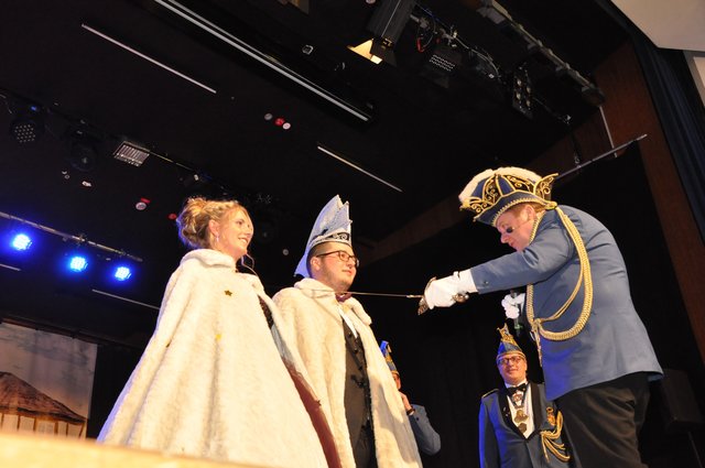 Hofmarschall Frank Schmidt schlägt Christian Schramm zum Schwabanesen-Prinzen. | Foto: © Schwabanesen