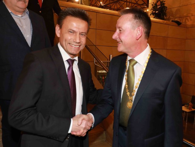OB Jung (rechts) mit Thomas Lang, stellv. Vorstandsvorsitzender der Sparda Bank Nürnberg. | Foto: bayernpress