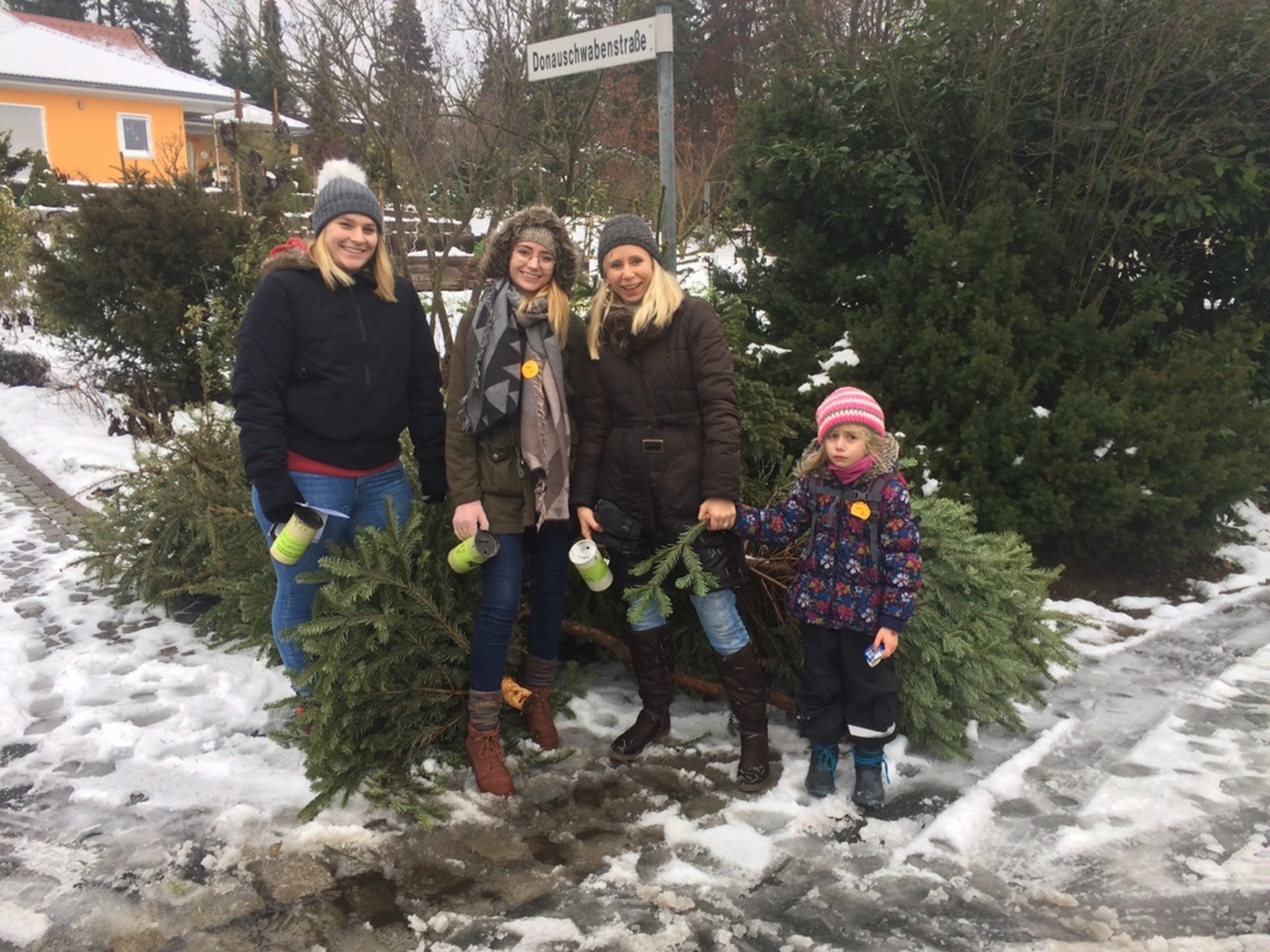 Die fleißigen Christbaum-Sammlerinnen sammelten 9.790 Euro für den guten Zweck.