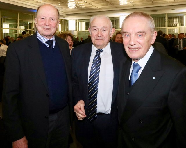 Gunther Oschmann (Unternehmensfamilie Müller Medien) mit Ministerpräsident a.D. Dr. Günther Beckstein und Hans-Peter Schmidt, Ehrenaufsichtsratsvorsitzender NÜRNBERGER Versicherung (v.li.). | Foto: © John R. Braun