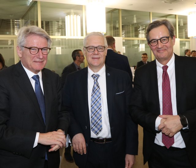 Unternehmer Peter Kurz, Kanzler der Friedrich-Alexander-Universität Christian Zens und Theophil Graband (VR Smart Finanz, v.li.). | Foto: © John R. Braun