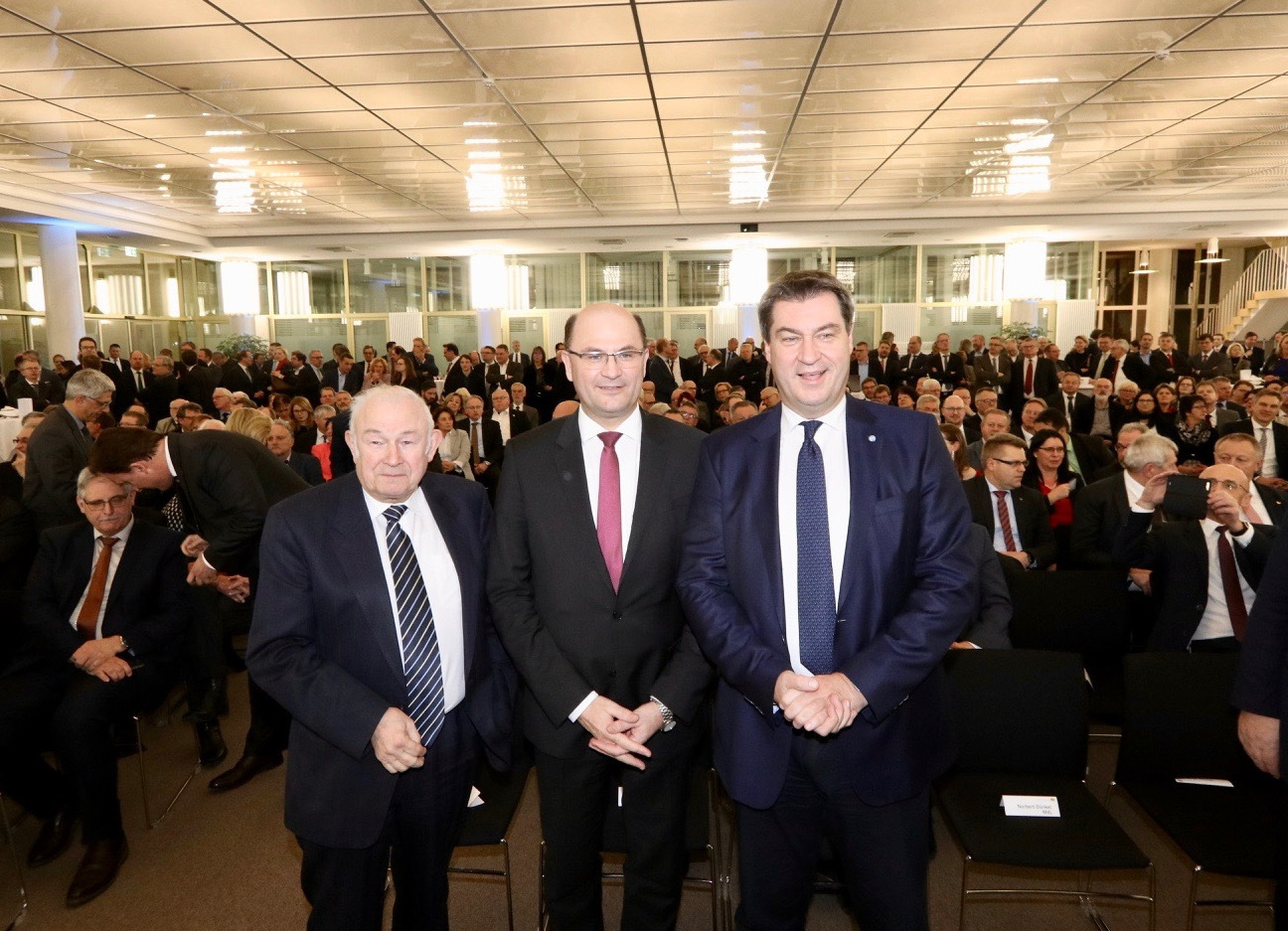 Finanzminister Albert Füracker (Mitte) mit
Ministerpräsident a.D. Dr. Günther Beckstein (li.) und Ministerpräsident Dr. Markus Söder.