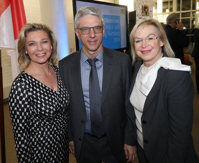 Dr. Armin Zitzmann, Vorstandsvorsitzender NÜRNBERGER Versicherung, mit Ehefrau Gabriele (li.) und CSU-MdL Barbara Regitz. | Foto: © John R. Braun