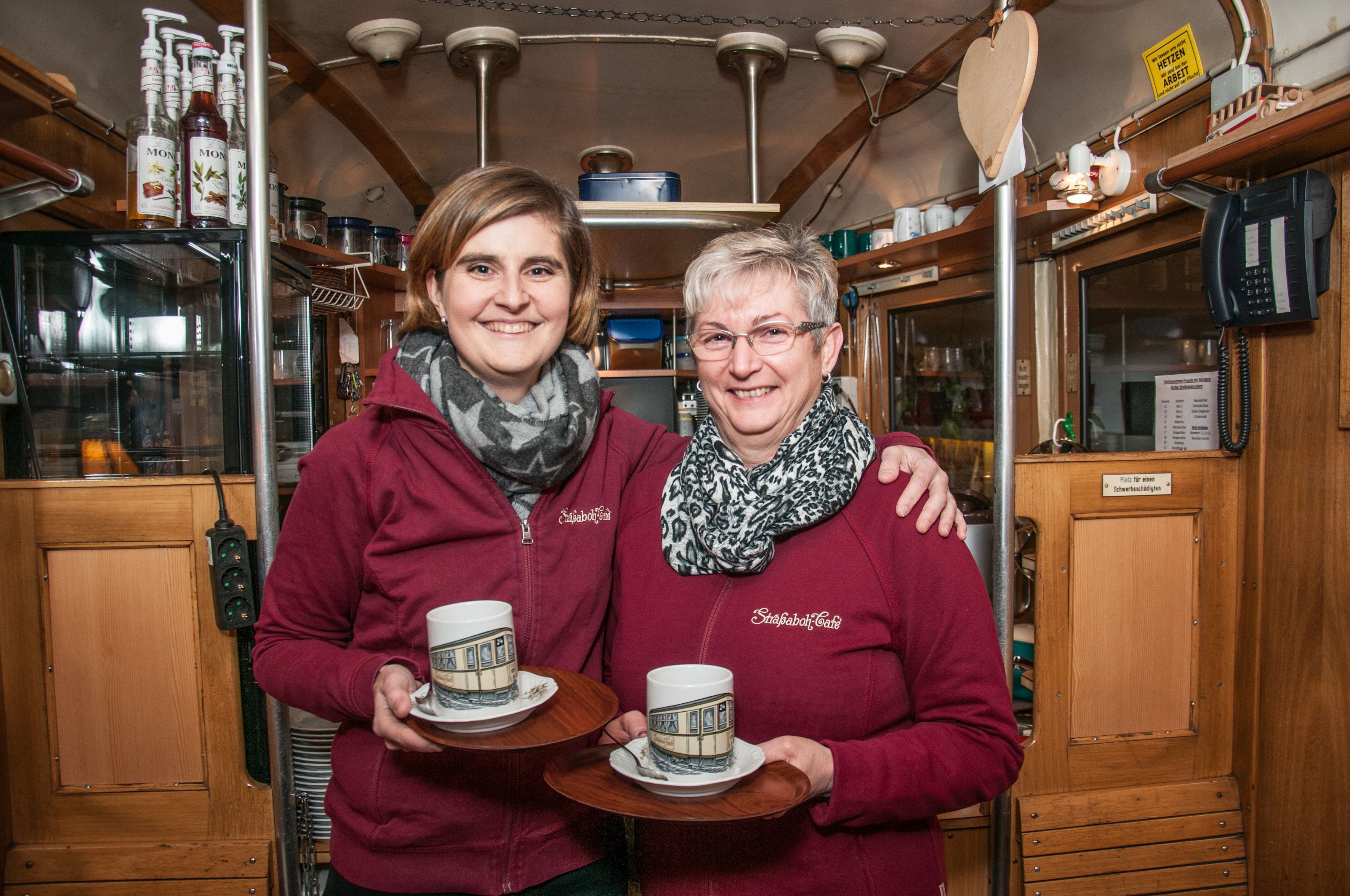 Alexandra (l.) und Jutta Gottschalk in ihrem zum Café umgebauten Straßenbahn-Beiwagen.