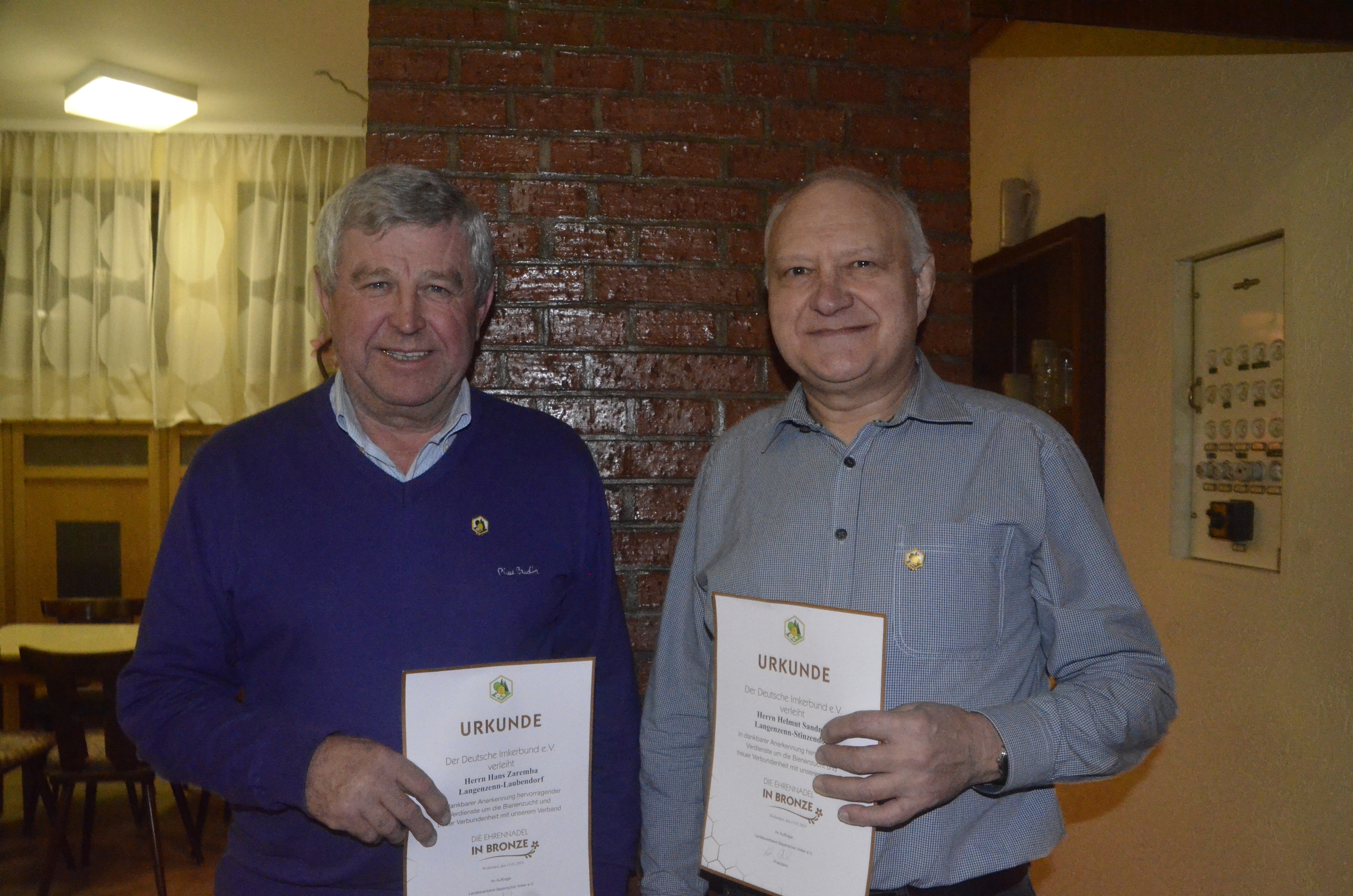 Langjährige Mitglieder des Imkervereins Langenzenn geehrt: Hans Zaremba (links) und Helmut Sandner, 1. Vorsitzender.