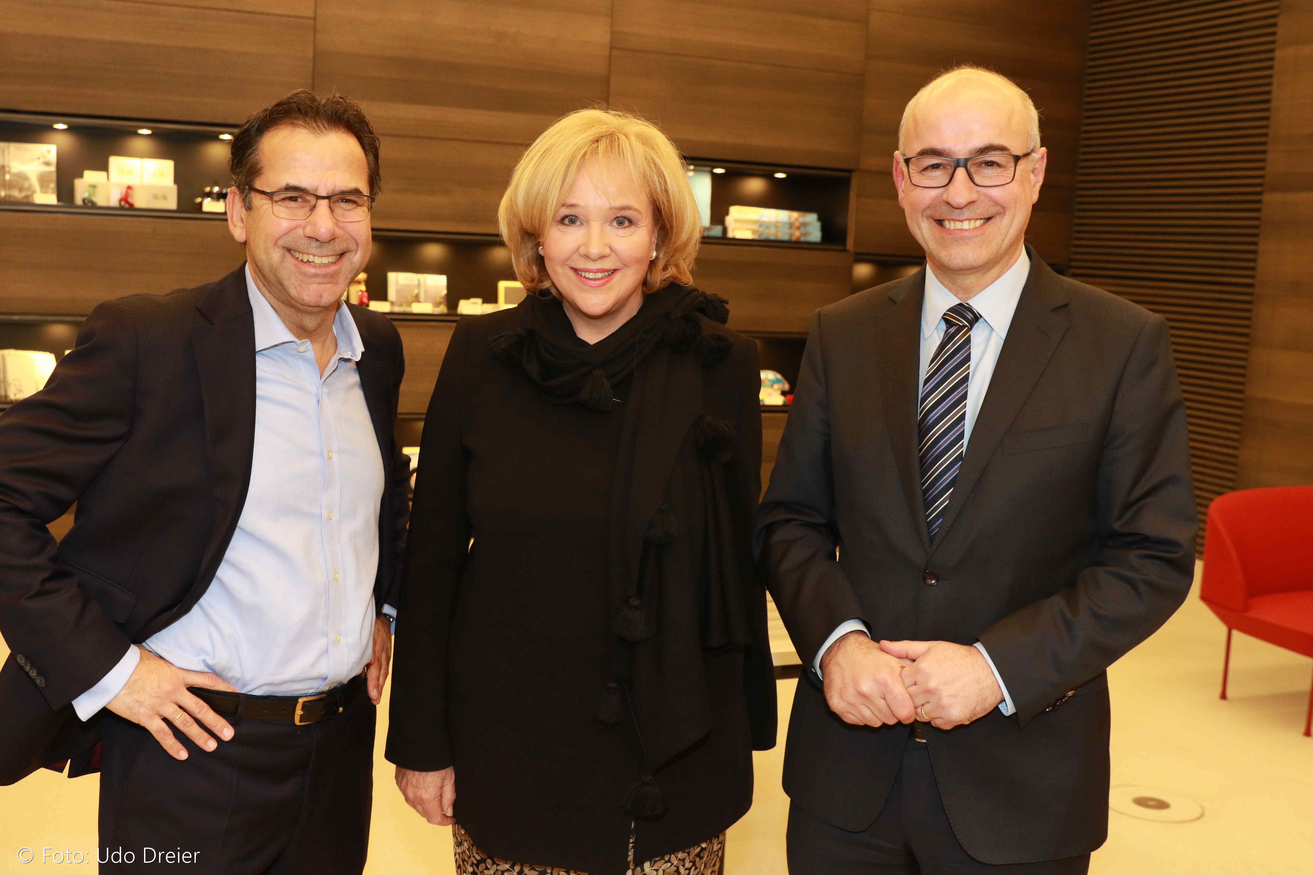 Evi Kurz, Vorsitzende des Vorstands der Stiftung Ludwig-Erhard-Haus, begrüßte im Ludwig-Erhard-Zentrum Prof. Achim Wambach (rechts), Präsident des Zentrums für Europäische Wirtschaftsforschung (ZEW), und Dr. Helmuth Ludwig, CIO Siemens AG, zum zweiten Ludwig-Erhard-Gespräch.