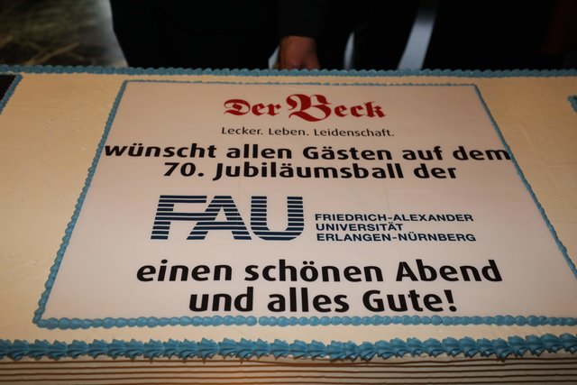 Geburtstagstorte - Foto: Udo Dreier - 02.02.2019 -  Nürnberg - Meistersingerhalle - Uni-Ball - Ball der Hochschulen