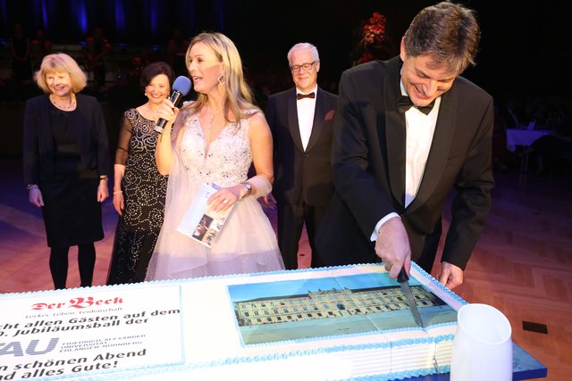Geburtstagstorte - Foto: Udo Dreier - 02.02.2019 -  Nürnberg - Meistersingerhalle - Uni-Ball - Ball der Hochschulen