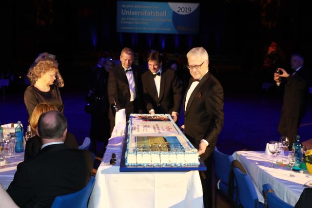 Geburtstagstorte - Foto: Udo Dreier - 02.02.2019 -  Nürnberg - Meistersingerhalle - Uni-Ball - Ball der Hochschulen