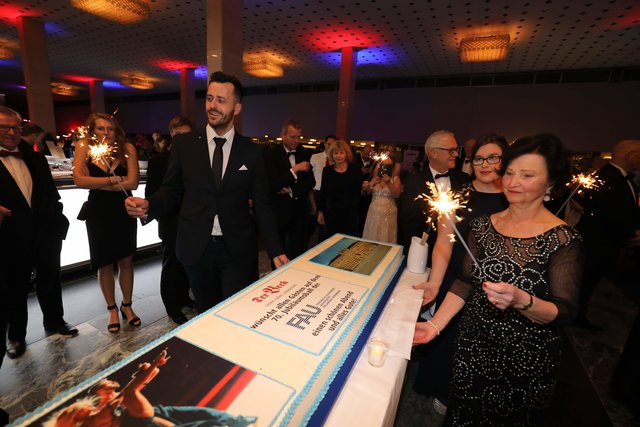 Geburtstagstorte - Foto: Udo Dreier - 02.02.2019 -  Nürnberg - Meistersingerhalle - Uni-Ball - Ball der Hochschulen