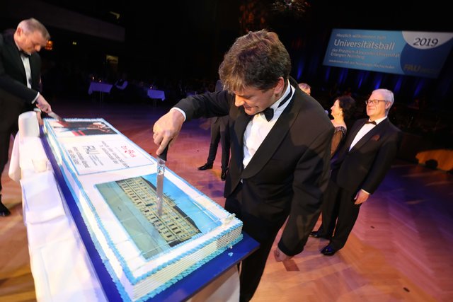 Geburtstagstorte - Foto: Udo Dreier - 02.02.2019 -  Nürnberg - Meistersingerhalle - Uni-Ball - Ball der Hochschulen