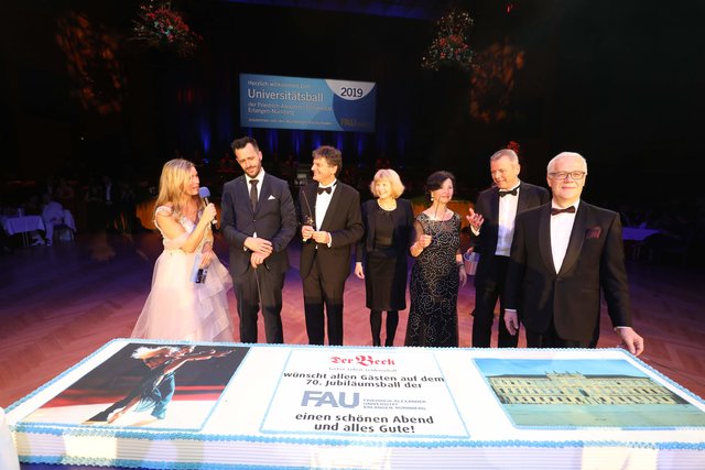 Geburtstagstorte - Foto: Udo Dreier - 02.02.2019 -  Nürnberg - Meistersingerhalle - Uni-Ball - Ball der Hochschulen