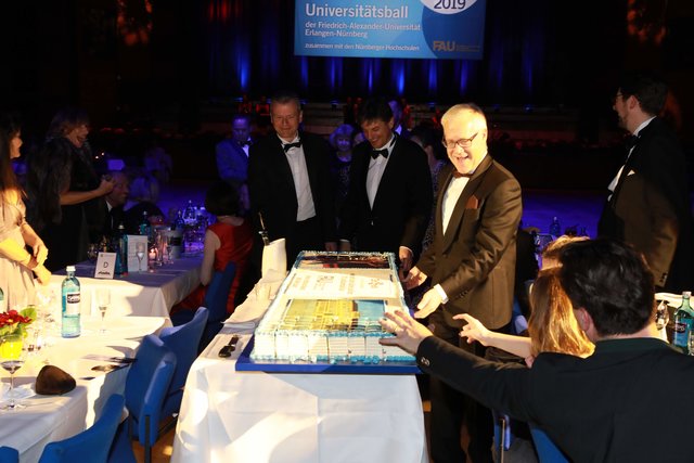 Geburtstagstorte - Foto: Udo Dreier - 02.02.2019 -  Nürnberg - Meistersingerhalle - Uni-Ball - Ball der Hochschulen
