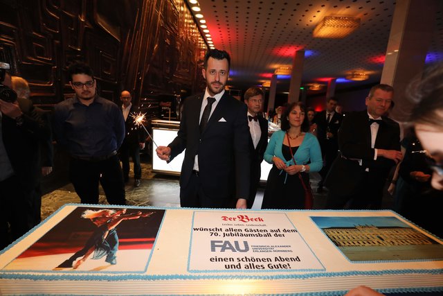 Geburtstagstorte - Foto: Udo Dreier - 02.02.2019 -  Nürnberg - Meistersingerhalle - Uni-Ball - Ball der Hochschulen