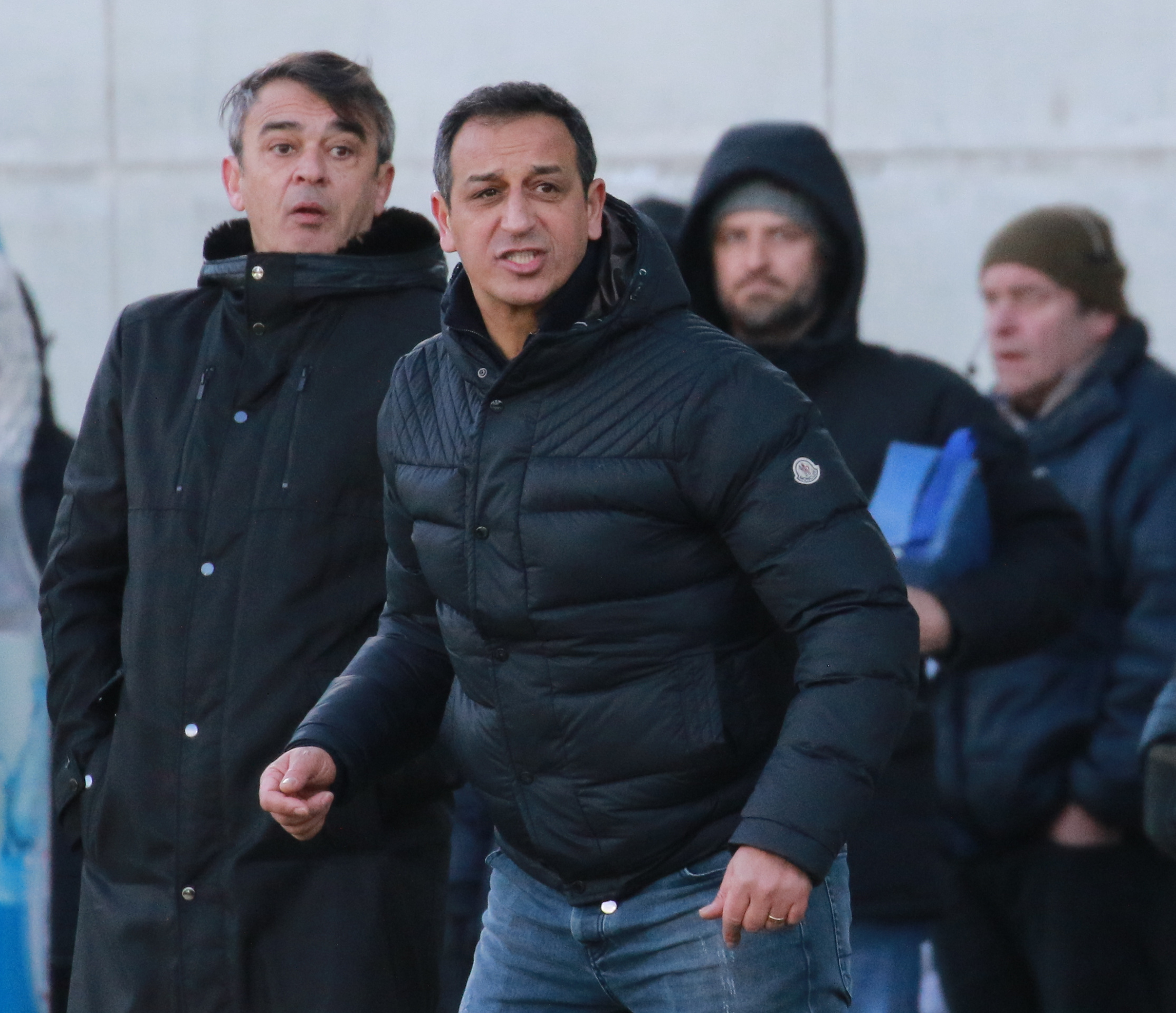 Rachid Azzouzi (2.v.l.), Geschäftsführer Sport bei der SpVgg Greuther Fürth, steht nicht länger vor Trainer Damir Buric (links).