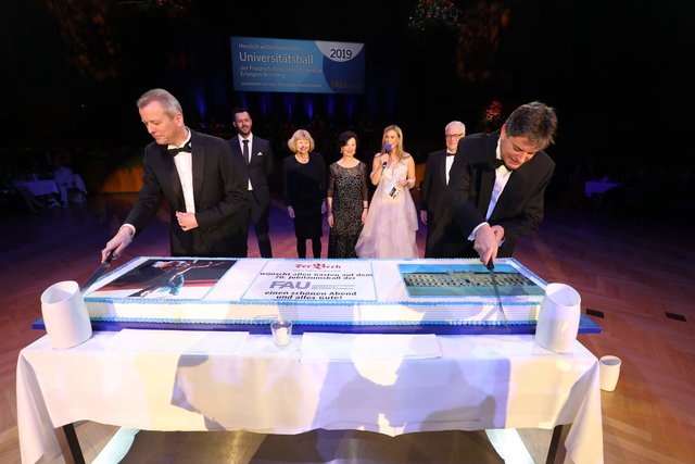 Geburtstagstorte - Foto: Udo Dreier - 02.02.2019 -  Nürnberg - Meistersingerhalle - Uni-Ball - Ball der Hochschulen