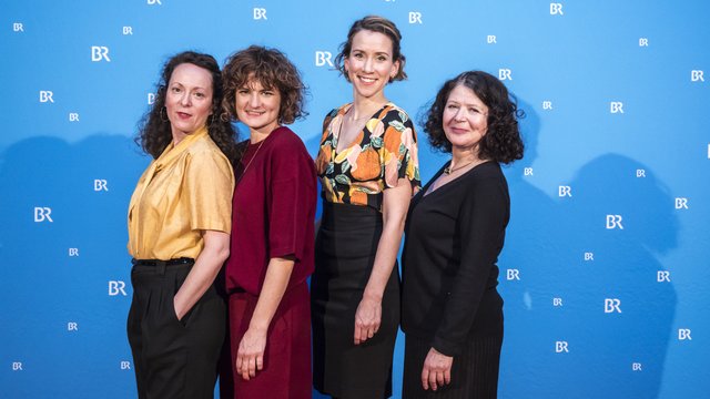 Ella Gaiser (Rolle: Infodame vom Festpielhaus), Eli Wasserscheid (Rolle: Kriminalkommissarin Wanda Goldwasser), Lena Dörrie (Rolle: Anna Giesen) und Bettina Dornheim (Rolle Dame im Bus, v.l.). | Foto: © BR-Bild