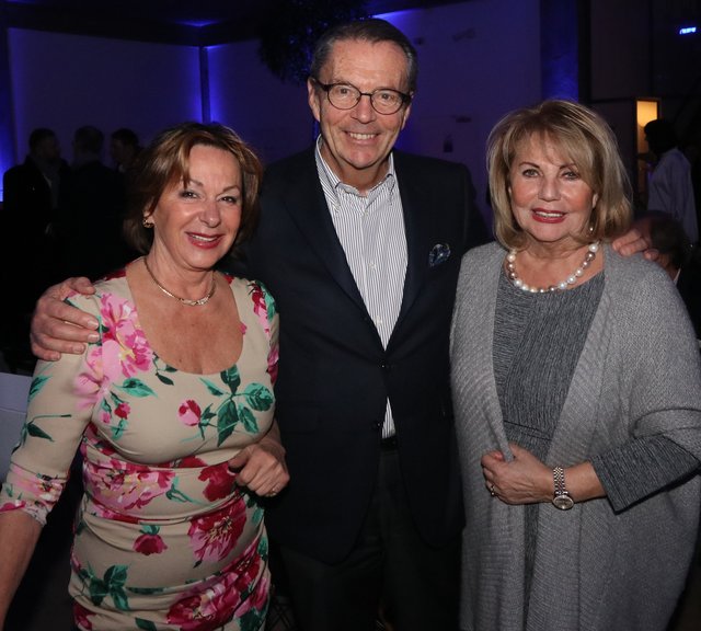 Uschi Lehrieder (li.) mit Zahnarzt Dr. Christian Lex und 
Kult-Wirtin Sissy Kleinke-Kühnel (,,Kuhstall“). | Foto: © John R. Braun