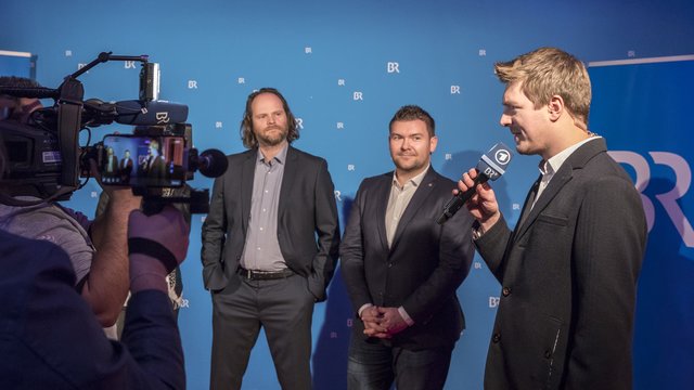Andreas Leopold Schadt (Andreas Leopold Schadt (Rolle: Kriminalkommissar Sebastian Fleischer), Sebastian Reich (Bauchredner und Comedian) und Daniel Peter (Moderator Bayerischer Rundfunk, v.l.). | Foto: © BR-Bild
