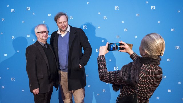 Peter Emmerich (Leiter Presse-Kommunikation-Marketing, Bayreuther Festspiele), Stephan Grossmann (Rolle : Martin Kessler) und Uli Putz (Produzentin, v.l.). | Foto: © BR-Bild
