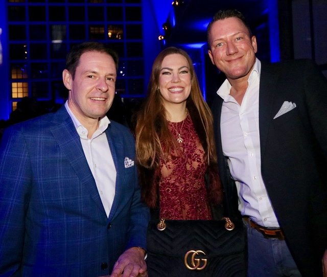Gastgeber und Event-Caterer René Lehrieder (links) mit Lebensgefährtin Claudia Pinkert (Immobilienmaklerin und Model) sowie MarktSpiegel-Chefredakteur Peter Maskow. | Foto: © John R. Braun