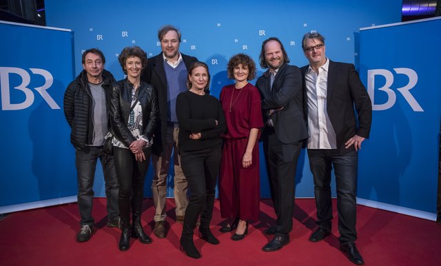 Thorsten Merten (Rolle: Thomas Peters), Stephanie Heckner (BR-Tatort-Redaktionsleitung),  Stephan Grossmann (Rolle: Martin Kessler), Dagmar Manzel (Rolle: Kriminalhauptkommissarin Paula Ringelhahn), Eli Wasserscheid (Rolle: Kriminalkommissarin Wanda Goldwasser), Andreas Leopold Schadt (Rolle: Kriminalkommissar Sebastian Fleischer) und Sebastian Marka (Regisseur, v.l.). | Foto: © BR-Bild
