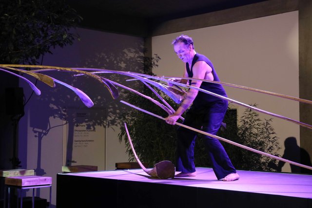 Faszinierte das Publikum: Artist Rigolo  lässt aus 13 Palmblatt-Rispen und einer Feder ein Riesenmobile entstehen. | Foto: © Udo Dreier
