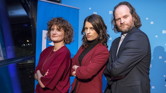 Eli Wasserscheid (Rolle: Kriminalkommissarin Wanda Goldwasser), Sandra Rieß (BR-Moderatorin) und Andreas Leopold Schadt (Rolle: Kriminalkommissar Sebastian Fleischer, v.l.). | Foto: © BR-Bild