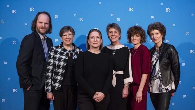 Andreas Leopold Schadt (Rolle: Kriminalkommissar Sebastian Fleischer), Heidrun Piwernetz (Regierungspräsidentin des Regierungsbezirks Oberfranken), Dagmar Manzel (Rolle: Kriminalhauptkommissarin Paula Ringelhahn), Brigitte Merk-Erbe (Oberbürgermeisterin der Stadt Bayreuth, Freien Wählervereinigung Bayreuther Gemeinschaft), Eli Wasserscheid (Rolle: Kriminalkommissarin Wanda Goldwasser) und Stephanie Heckner (BR-Tatort-Redaktionsleitung, v.l.). | Foto: © BR-Bild